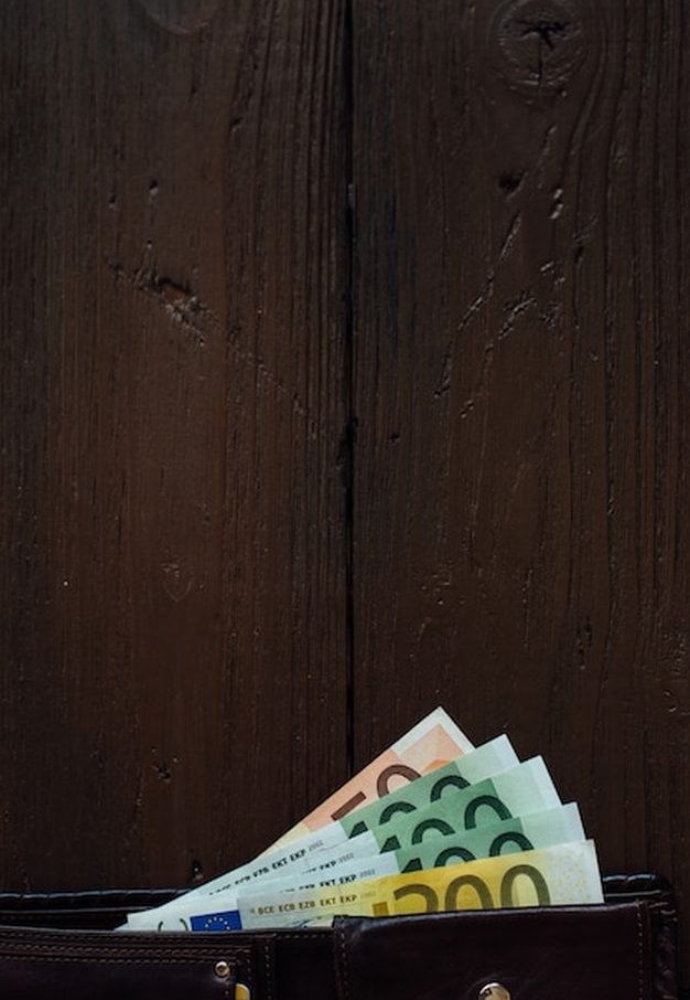 Moedas antigas e cédulas sobre a mesa durante uma avaliação numismática